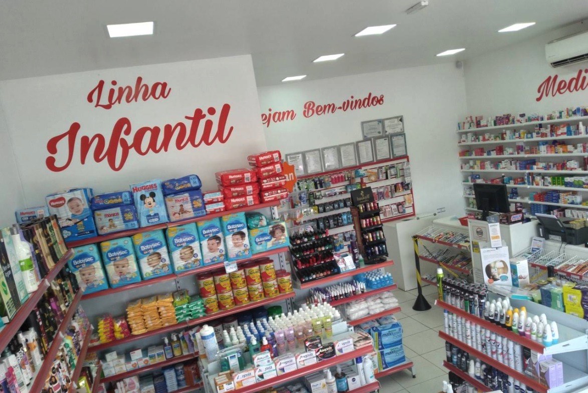 Corredor da linha infantil da Droga Popular, com fraldas, fórmulas infantis e produtos de higiene nas prateleiras